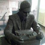 Bletchley Park – Block B – The Bletchley Park Story – Statue of Alan Turing – by Stephen Kettle" di ell brown è sotto licenza CC BY 2.0