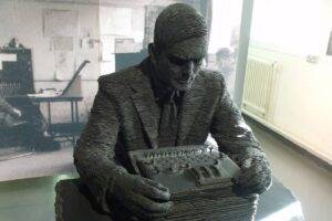Bletchley Park – Block B – The Bletchley Park Story – Statue of Alan Turing – by Stephen Kettle" di ell brown è sotto licenza CC BY 2.0